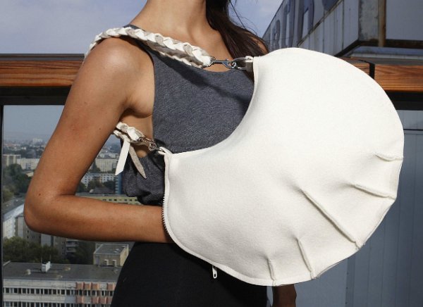 00_MUFF_IN_Handtasche_Wollfilz weiss_model